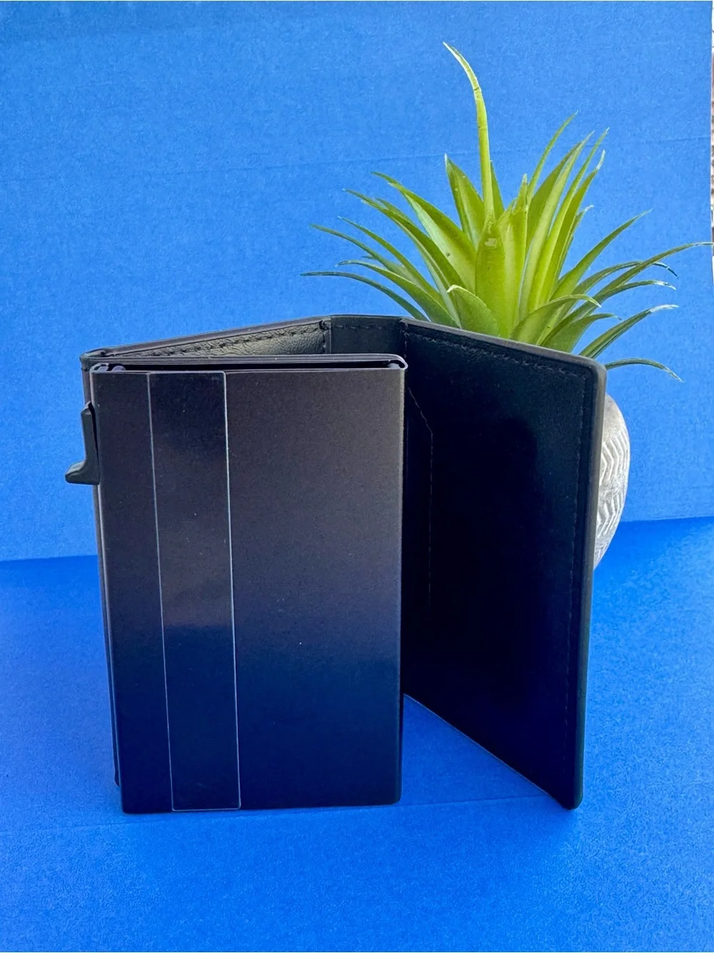 Minimalist Pop-Up Wallet in Black with AirTag Holder & RFID Blocking - Brand New